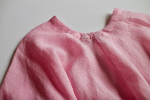 ARTS&SCIENCE Back long blouse -cothineal pink- | Shoka: